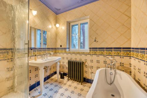 a bathroom with a tub and a sink at Suzanne* : Duplex *Élégant* Au Coeur Rouen* in Rouen