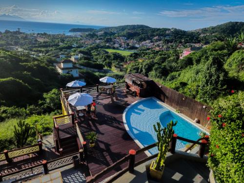 un complejo con piscina y vistas al océano en Bliss Hotéis Bella Vista, en Búzios