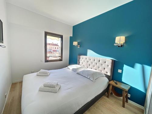 - une chambre bleue et blanche avec un grand lit dans l'établissement Stunning 1 BR 3 pers Résidence Cannes Suquet Vieux Port Croisette 1 mn by Olam Properties, à Cannes