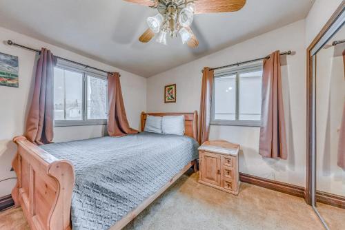 una camera con letto e ventilatore a soffitto di Pet-Friendly Alamogordo Home 16 Mi to White Sands! ad Alamogordo