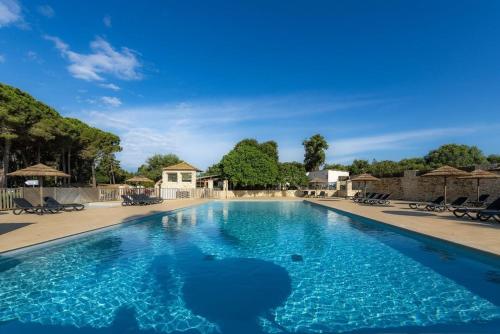 duży basen z niebieską wodą w obiekcie Camping Campo Di Liccia w mieście Bonifacio