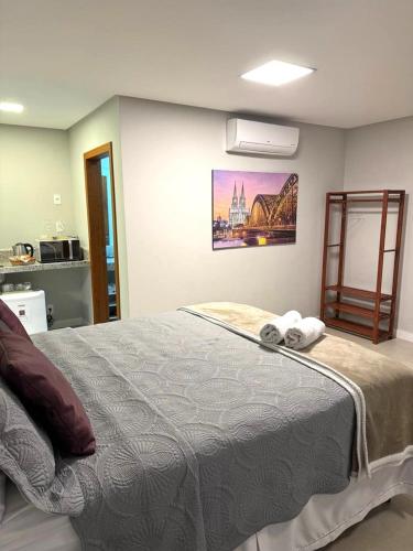 a bedroom with a bed with two towels on it at Canto Alemão in Domingos Martins