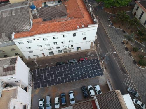 einen Blick über die Sonnenkollektoren auf ein Gebäude in der Unterkunft Hotel Ouro Verde in Três Pontas