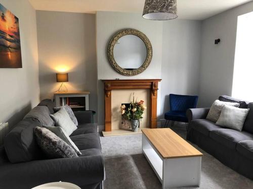 uma sala de estar com um sofá e uma lareira em Luxury 6 bedroom retreat in Stratford Upon Avon em Stratford-upon-Avon