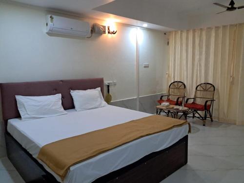- une chambre avec un grand lit dans l'établissement Serene Blossom Valley, à Tenkasi