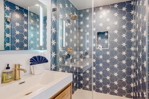 een badkamer met een witte wastafel en een spiegel bij Canyon Garden Harmony in Palm Springs
