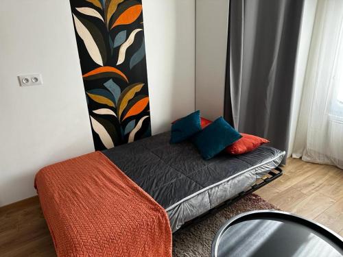 Schlafzimmer mit einem Bett mit Wandgemälde in der Unterkunft Le Songe bleu - centre ville - netflix in Niort
