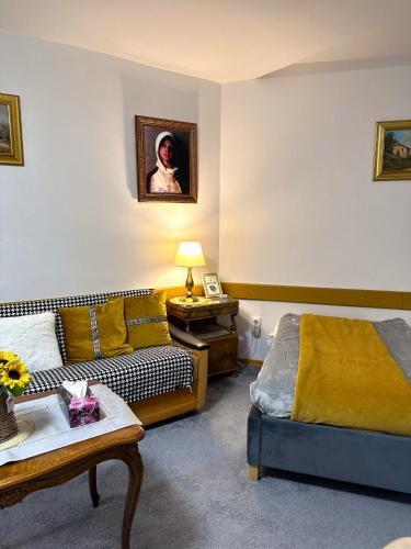 un soggiorno con un letto e un divano di Studio - CLASSIC - a Alba Iulia