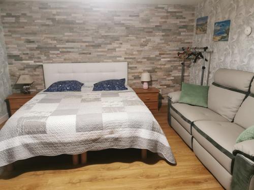 - une chambre avec un lit et un canapé dans l'établissement ACCUEIL LAFAYE21, à Orthez