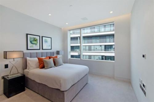 una camera con un letto e una grande finestra di 3 Million Pound Luxury Large Tower Bridge Direct Views Sleeps 6 a Londra