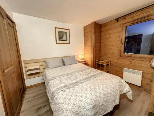 une chambre avec un lit et une fenêtre dans l'établissement Grey Squirrel Home, à Chamonix-Mont-Blanc