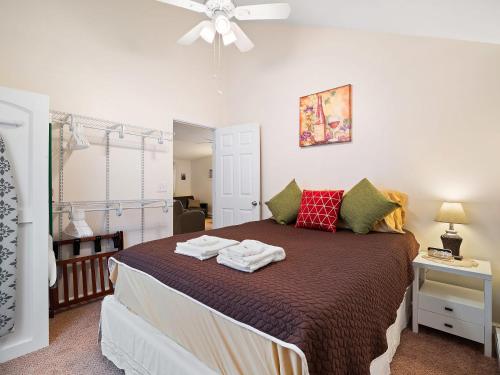 A bed or beds in a room at The Riesling Cottage - GOTL Strip - Cozy & Quaint