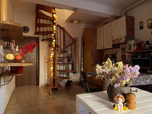 una cocina con una mesa con un jarrón de flores en Bella Bologna en Bolonia