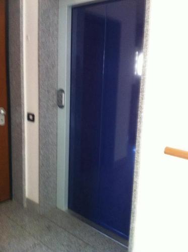カレンツァーノにあるCasa Simbaの廊下の青い扉