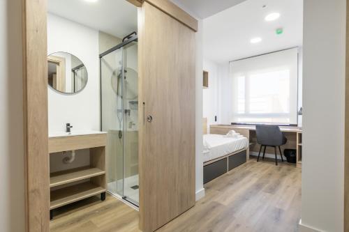 y baño con ducha y lavamanos. en micampus Wynwood - Tovar en Madrid
