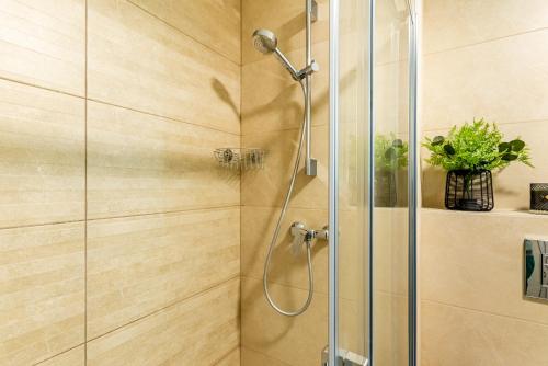 uma cabina de duche com uma porta de vidro na casa de banho em Apartmán na Kubínskej holi X33 em Dolný Kubín