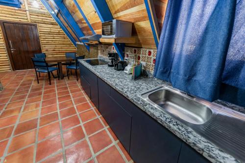 a kitchen with a sink and a table with chairs at ÑAÑO V in San Antonio de las Alzanas