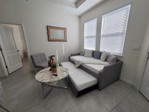 Private Vacational Cozy Suite في كيسيمي: غرفة معيشة مع أريكة وطاولة