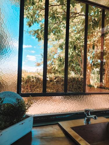 a kitchen with a large window with a sink and a sink at Finca La Saucina Casa de Campo in Tunuyán
