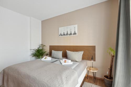 1 dormitorio con 1 cama con 2 almohadas en Ankommen und entspannen! en Merseburg
