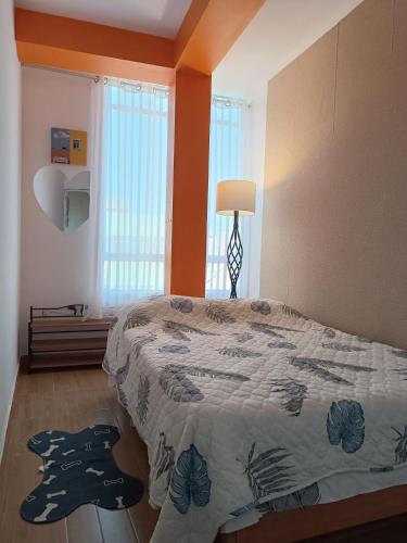 - une chambre avec un lit, une lampe et une fenêtre dans l'établissement Departamento PET Friendly, à Chancay