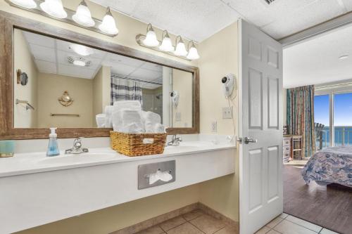uma casa de banho com um lavatório e um espelho em 2501 S Ocean Blvd, 0211 - Ocean Front Sleeps 8 em Myrtle Beach