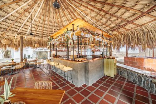 a bar in a restaurant with a wooden ceiling at Hotel Quimbaya in San Jerónimo