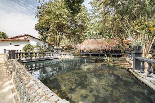 a pool of water in front of a house at Hotel Quimbaya in San Jerónimo