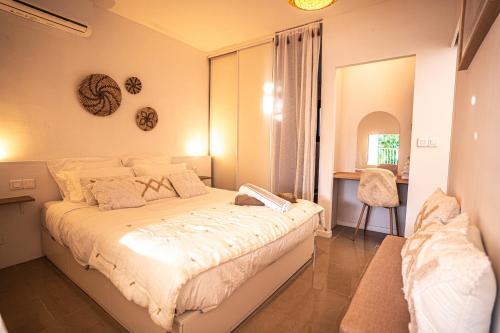 - une chambre avec un lit et une chaise dans l'établissement Sun Passion Condo, à Marigot