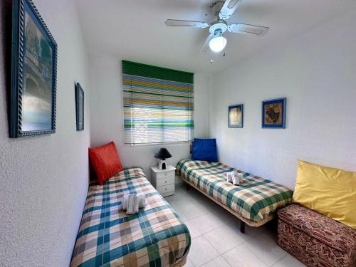 1 dormitorio con 2 camas y sofá en Apartamento Centrico en Torremolinos, en Torremolinos