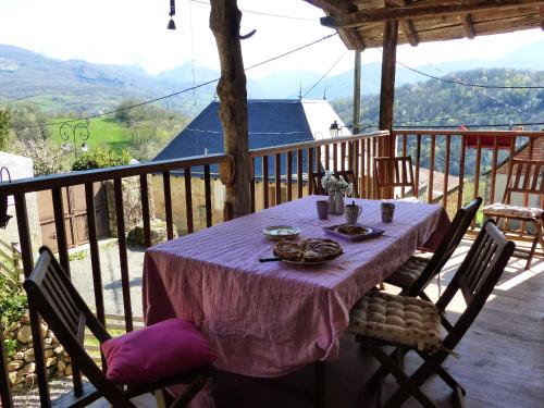 una mesa con un mantel púrpura en el balcón en La Biroussanne, en Agert