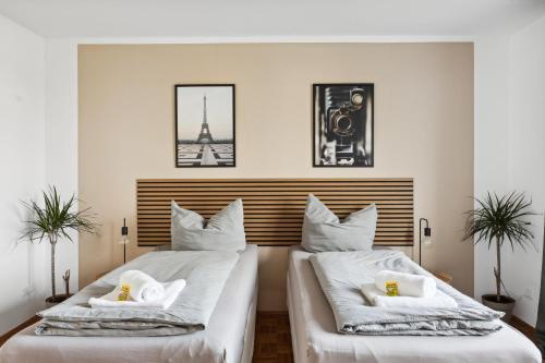 two beds in a room with the eiffel tower at Apartment Oase for Four in Merseburg