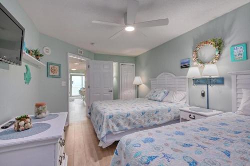 ein Hotelzimmer mit 2 Betten und einem Bad in der Unterkunft 2501 S Ocean Blvd, 0407 - Ocean Front Sleeps 6 in Myrtle Beach