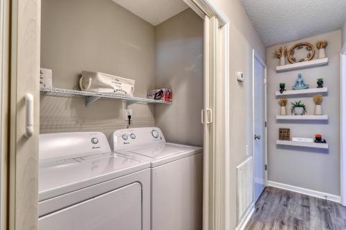 una lavanderia con lavatrice e asciugatrice di 1408 Perrin Dr, Unit D - Ocean Walk Sleeps 8 a Myrtle Beach