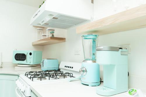 Una cocina o cocineta en Luxury Lofts With Private Pool