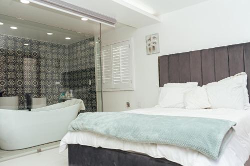 Una cama o camas en una habitación de Luxury Lofts With Private Pool