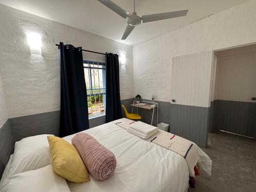1 dormitorio con 1 cama grande y ventana en Santorini - Kallisti 25, Ballito Family only, en Ballito