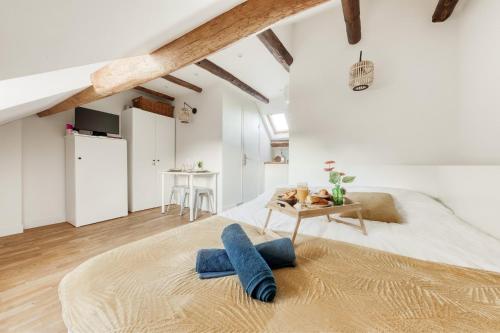 un salon avec un lit et une table dans l'établissement Élégance à la Versailles, à Versailles