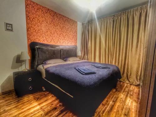 - une chambre avec un lit doté de draps violets et une fenêtre dans l'établissement Old town apartment with Amazing View from the Balcony, à Bucarest