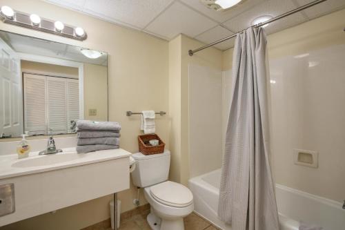 uma casa de banho com um WC, um lavatório e um chuveiro em 2501 S Ocean Blvd, 1205 - Ocean Front Sleeps 6 em Myrtle Beach