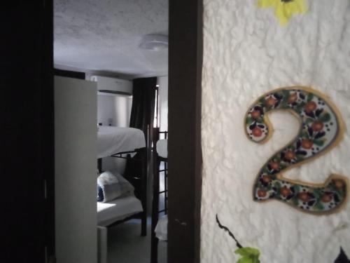 un número en una pared en una habitación en Naranjo Hostel, en Cancún