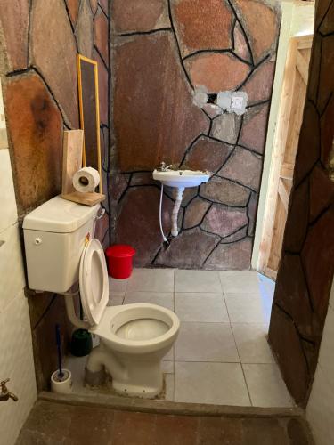 La salle de bains est pourvue de toilettes et d'un lavabo. dans l'établissement Lulunga Eco Lounge and Farm, à Narok
