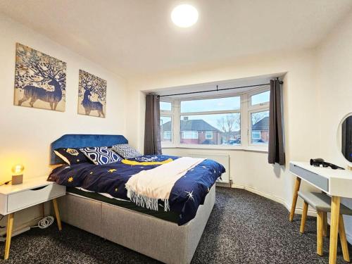 Schlafzimmer mit einem Bett, einem Schreibtisch und einem Fenster in der Unterkunft Swinton, Manchester (2) in Manchester