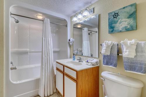 y baño con lavabo, aseo y ducha. en 1604 N Ocean Blvd, 0703 - Ocean Front Sleeps 6 en Myrtle Beach