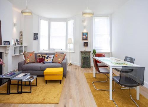 un soggiorno con divano e tavolo di Shirlock Home - Italianflat a Londra