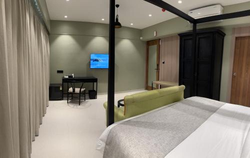 Ένα ή περισσότερα κρεβάτια σε δωμάτιο στο Hotel Mumbai House, Valnai Malad