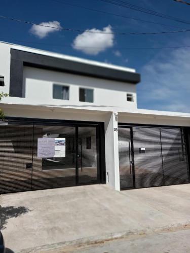 una casa con dos puertas de garaje delante de ella en Jefferson Florentino de Araujo, en Hortolândia