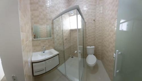 y baño con aseo, lavabo y ducha. en Jefferson Florentino de Araujo, en Hortolândia