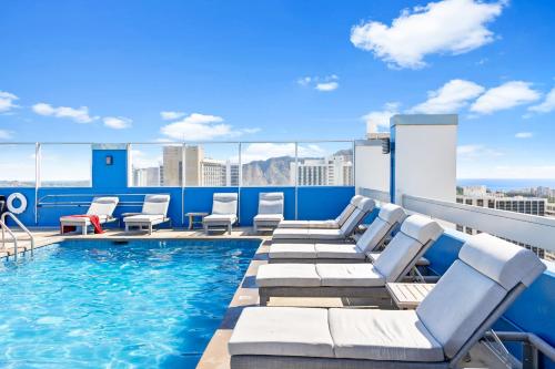 Steps to Waikiki Beach! Newly Renovated with 75