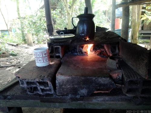 a stove with a coffee cup on top of it at Hostal Atrapasueños playa La Barra in Buenaventura